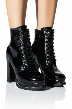 AZALEA WANG FREDDIE CHUNKY LACE UP BOOTIE IN BLACK